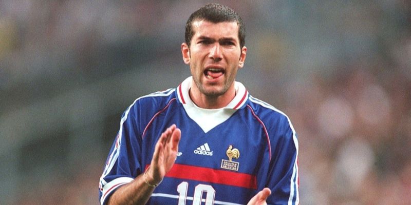 HLV Zinedine Zidane - Tượng đài của nền bóng đá thế giới 3 HLV Zinedine Zidane từng đóng vai trò thủ lĩnh của ĐTQG Pháp